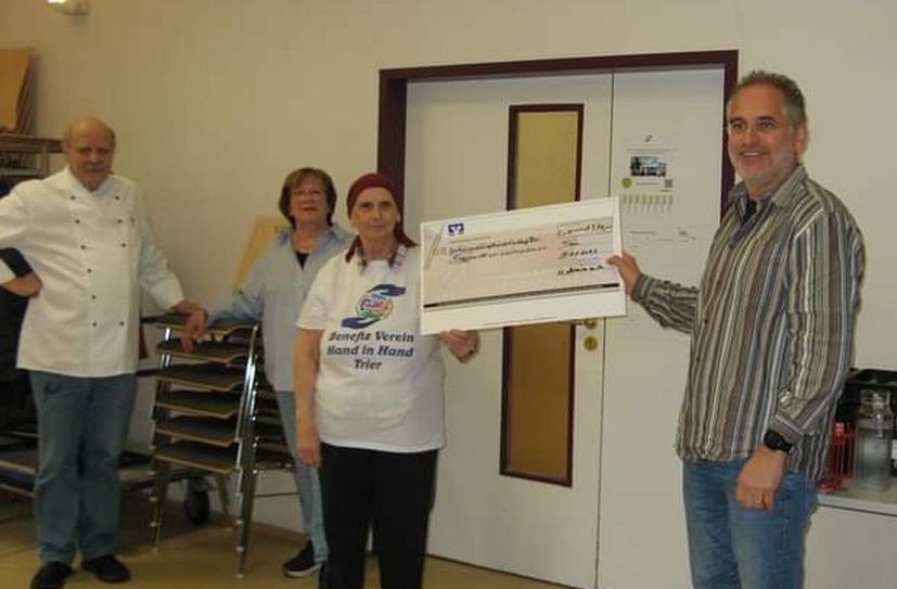 Koch Jürgen Schaefer, Brigitte Schaefer, Marina van Asch, 1. Vorsitzende Hand in Hand Trier, und Carsten Schmitt, Leiter des Treffpunkt am Weidengraben