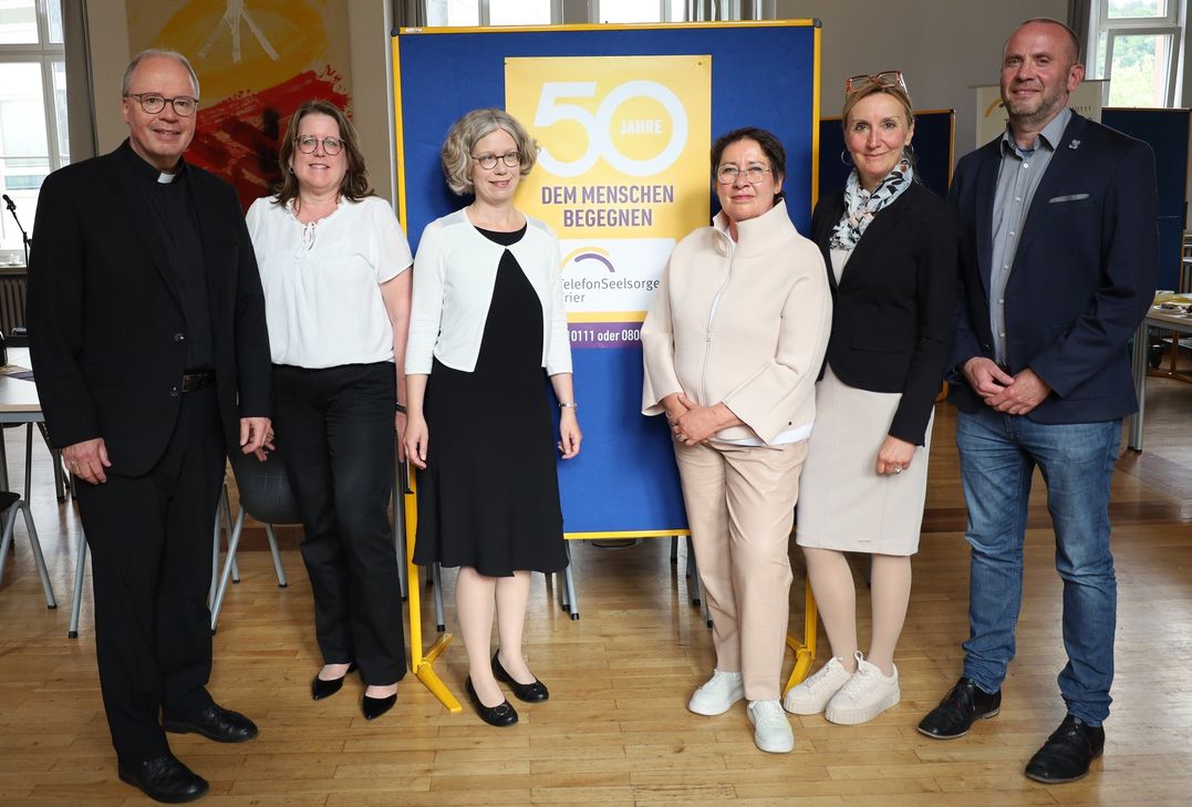Bischof Stephan Ackermann, Heike Hoffmann, Sandra Paulke, Stephanie Schneider, Anja Wallerius und Dirk Hennen (vlnr.)