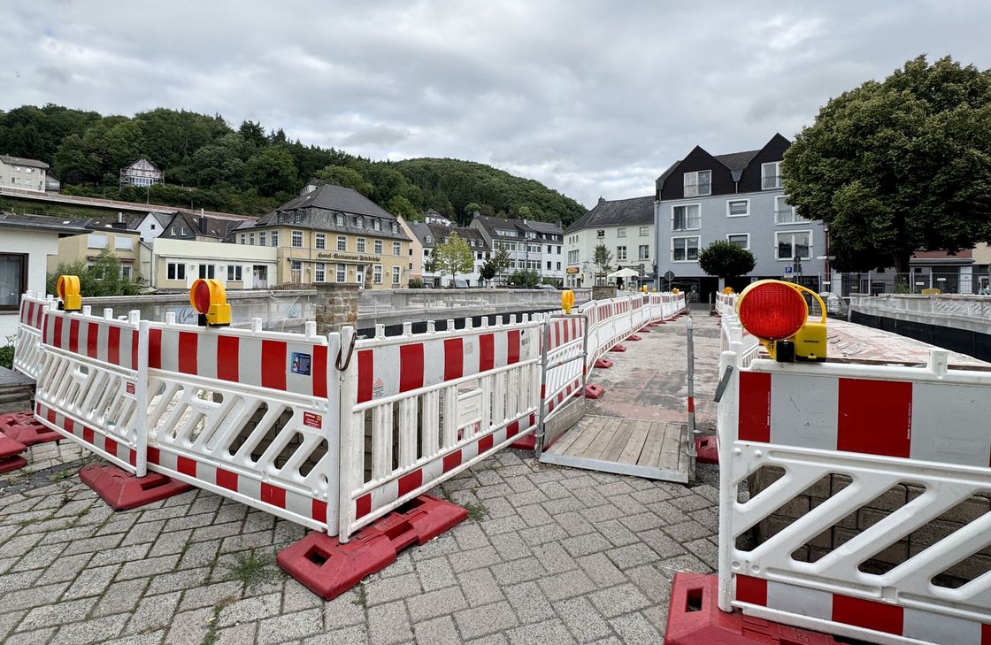 Übergangsweise wurde eine Begehbarkeit der Olefbrücke in Gemünd für Fußgänger ermöglicht.