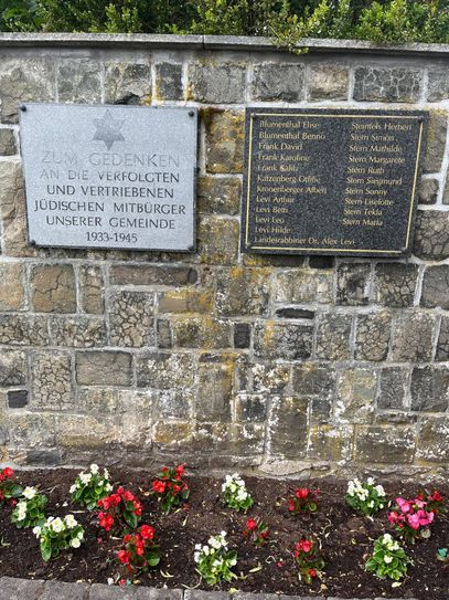 Auf dem Gemeindefriedhof in Hoppstädten erinnert ein Mahnmal an die jüdischen Mitbürger der Gemeinde, die in der Zeit der Nazidiktatur verfolgt und vertrieben wurde. Hier ist am 18. September Treffpunkt einer lokalgeschichtlichen Führung, die von der Kreisvolkshochschule Birkenfeld angeboten wird und unter der Leitung von Hans-Jürgen München steht.