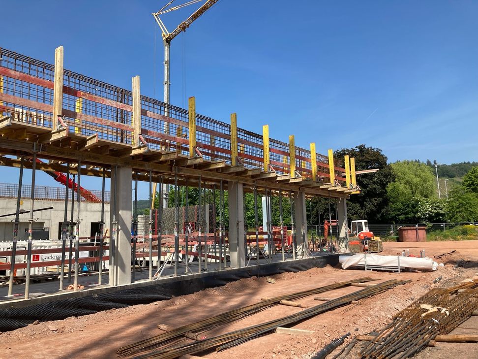 Blick auf die Glasfront mit den zu öffnenden Glasfaltelementen