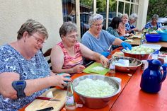 Im Zeichen der Gemeinschaft: Hand in Hand arbeiten die Frauen bereits seit Wochen für das Historische Dorffest.