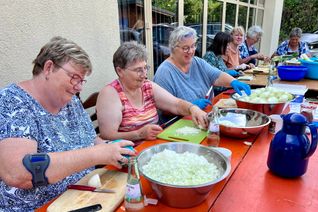 Im Zeichen der Gemeinschaft: Hand in Hand arbeiten die Frauen bereits seit Wochen für das Historische Dorffest.