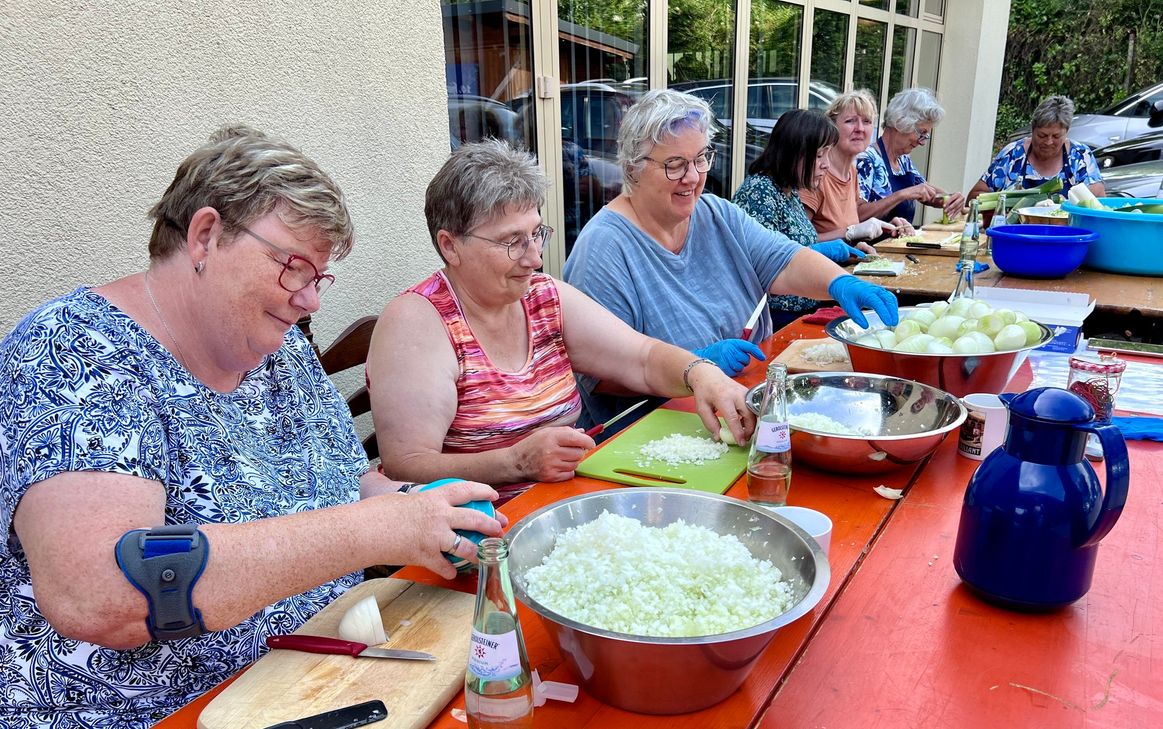 Im Zeichen der Gemeinschaft: Hand in Hand arbeiten die Frauen bereits seit Wochen für das Historische Dorffest.
