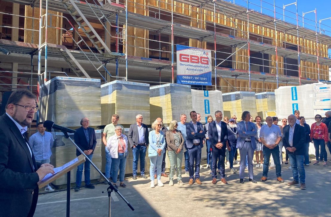 Bürgermeister Joachim Kandels begrüßt die Gäste zum Richtfest an der Grundschule Süd.