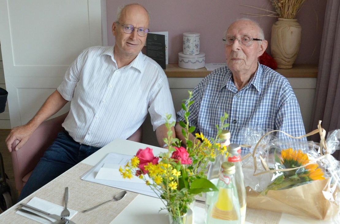 Hubert Meurer (re.) ist 100 Jahre alt geworden. Zum Jubiläum besuchte ihn Bürgermeister Dr. Hans-Peter Schick.