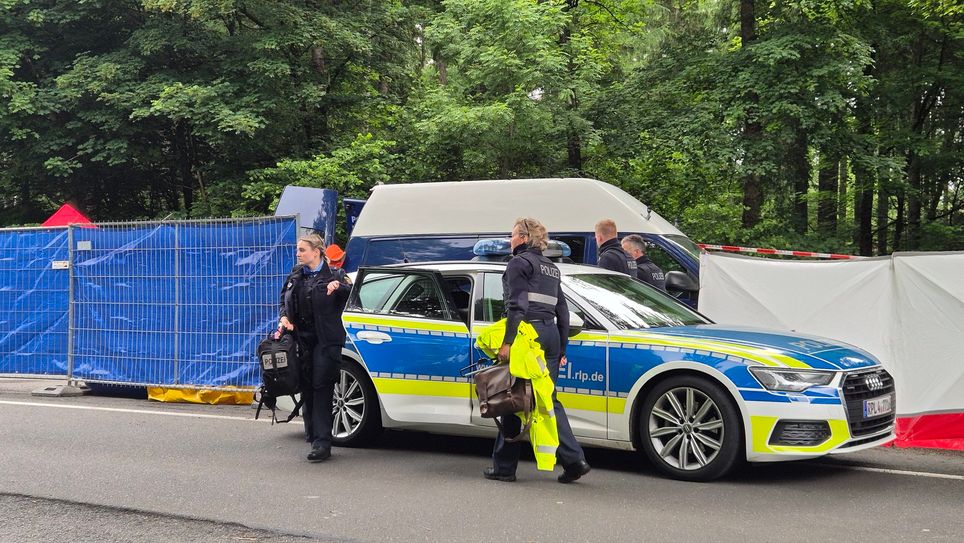 Am frühen Donnerstagmorgen, dem 5. Juni, wurde in der Nähe der Landesstraße 151 zwischen Hermeskeil und Nonnweiler eine leblose Frau entdeckt.