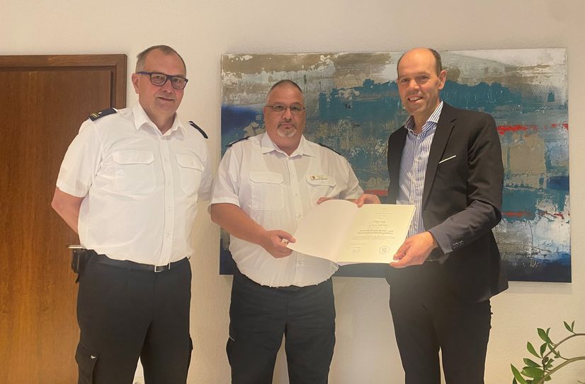 Landrat Volker Boch ernennt Peter Link (Mitte) zum stellvertretenden Brand- und Katastrophenschutzinspekteur.