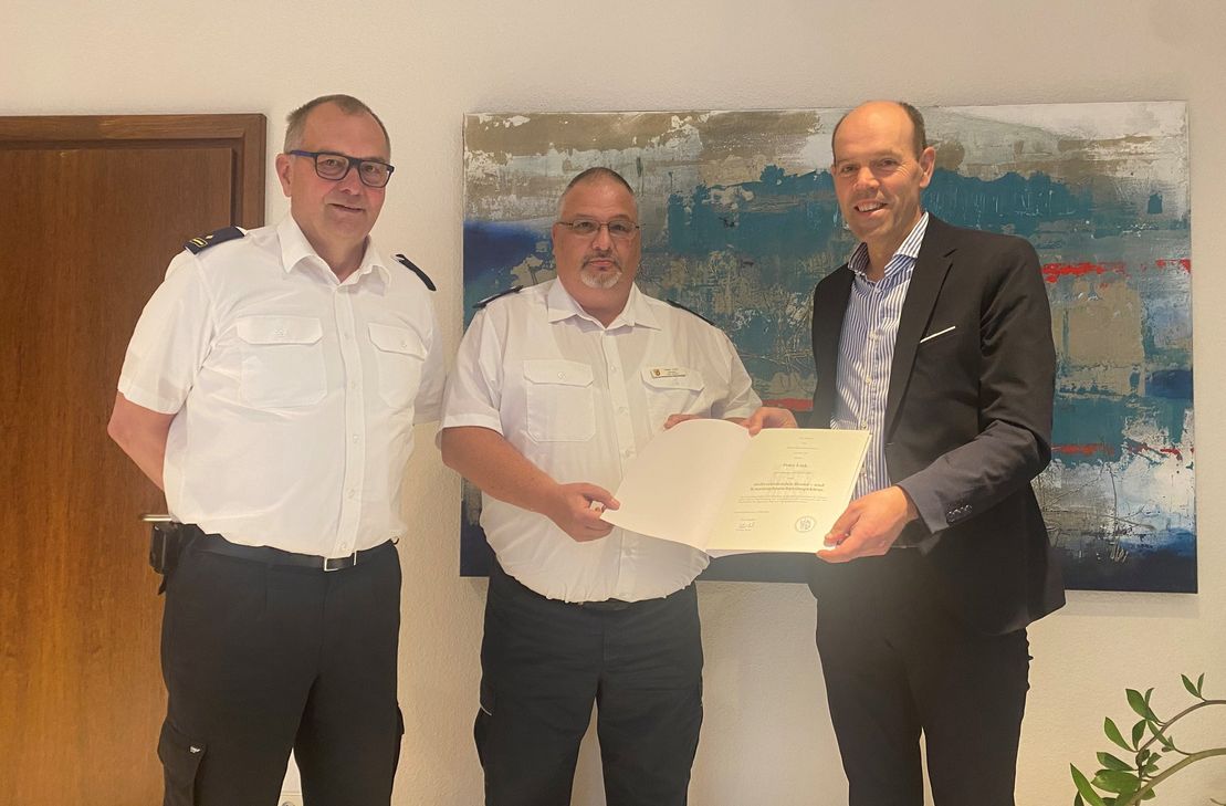 Landrat Volker Boch ernennt Peter Link (Mitte) zum stellvertretenden Brand- und Katastrophenschutzinspekteur.