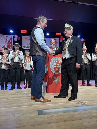 VG-Bürgermeister Maximilian Mumm überreichte die Auszeichnung.