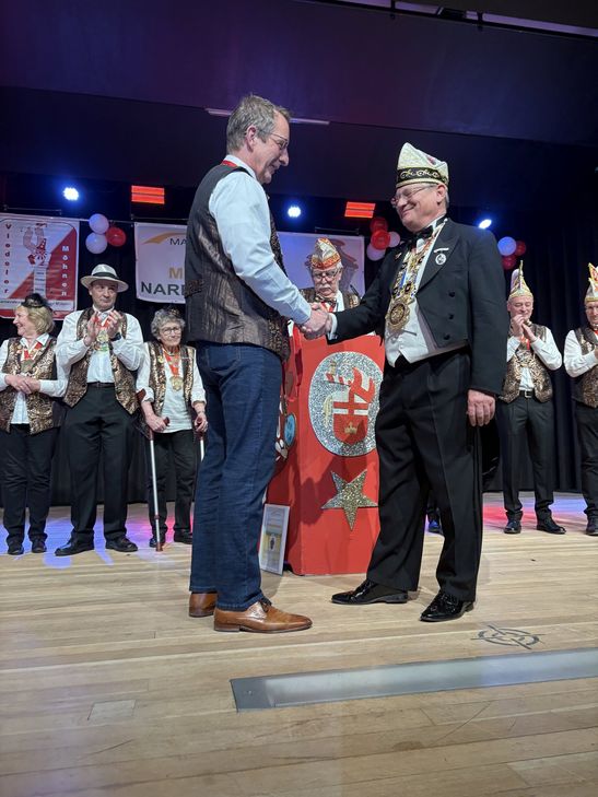 VG-Bürgermeister Maximilian Mumm überreichte die Auszeichnung.