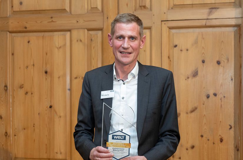 Rainer Nickels, Vorsitzender des Vorstandes der Kreissparkasse Bitburg-Prüm, empfängt die Auszeichnung für die beste Bank in Rheinland-Pfalz im Rahmen der bundesweiten Preisverleihung in Berlin.
