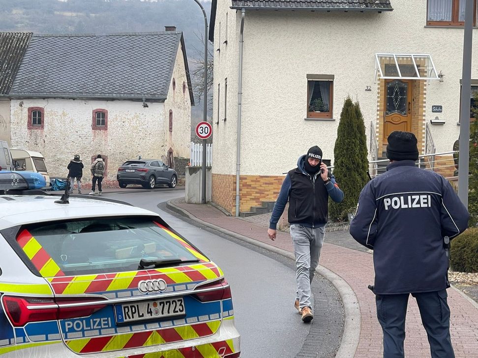 Der Tatort in Gees ist weiträumig abgesperrt. Spezialeinsatzkräfte der Polizei sind im Einsatz.