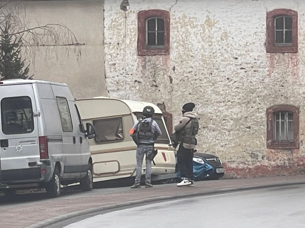 Spezialkräfte der Polizei sind seit dem frühen Morgen in Gees im Einsatz.