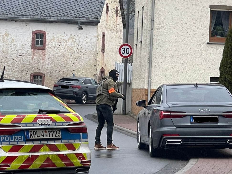 Mittag: Das Sondereinsakommando bereitet sich offenbar gerade vor.