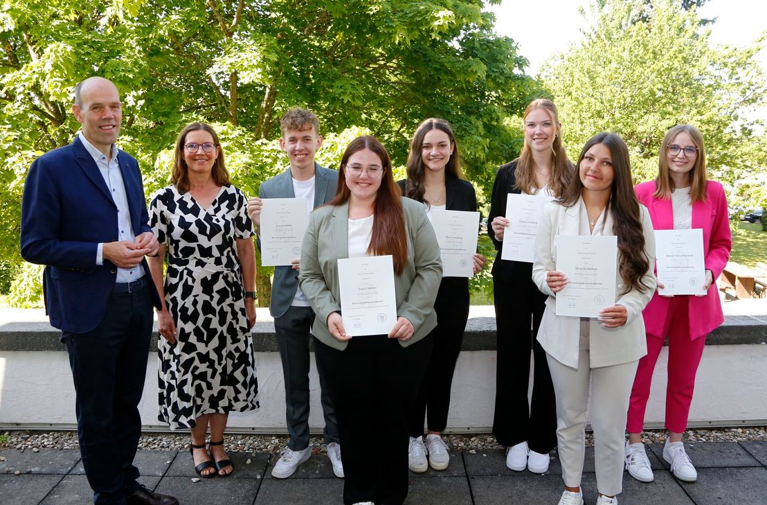 Landrat Volker Boch und Ausbildungsbeauftragte Ulrike Weikusat gemeinsam mit den neuen Anwärterinnen und Anwärtern.