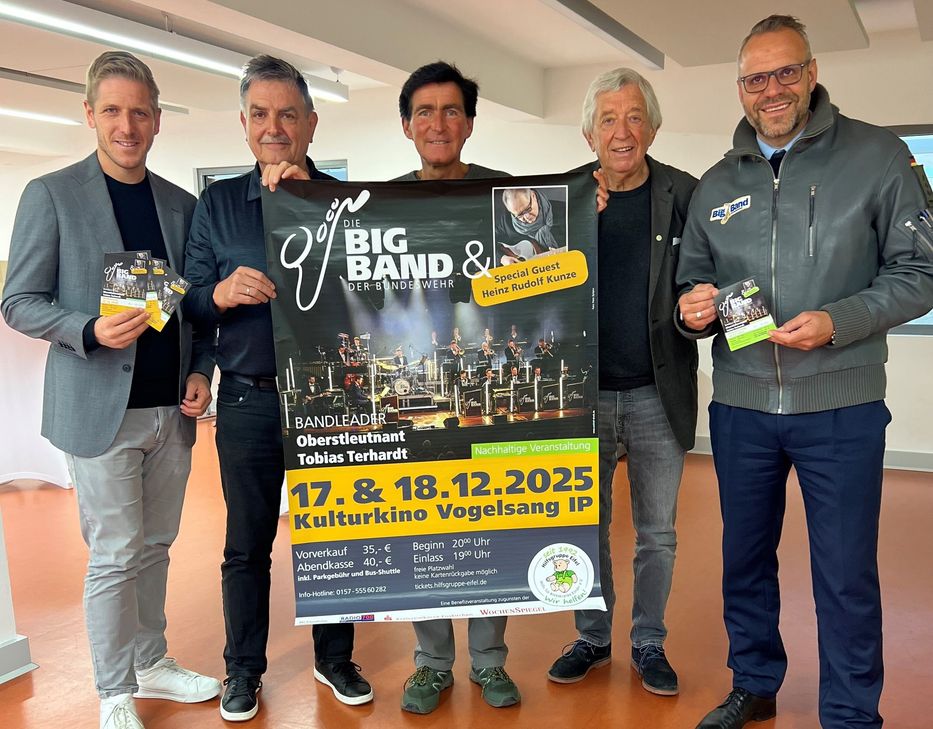 Landrat Markus Ramers, Achim Liedtke (Hilfsgruppe), Thomas Kreyes (Vogelsang IP), Willi Greuel und Johannes m. Langendorf (Stabshauptmann) freuen sich auf das Doppelkonzert der BigBand der Bundeswehr mit Stargast Heinz Rudolf Kunze im Kulturkino
 Vogelsang IP.