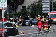 Auf der Uferstraße krachten zwei Autos frontal ineinander – einer der Wagen landete auf dem Dach.