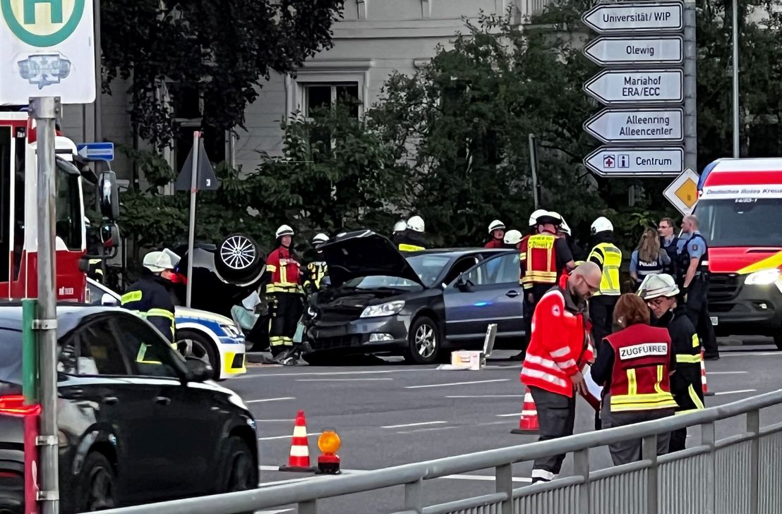 Auf der Uferstraße krachten zwei Autos frontal ineinander – einer der Wagen landete auf dem Dach.