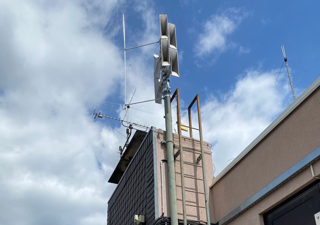 Auch auf dem Dach der Kreisverwaltung tut jetzt eine neue Hochleistungssirene ihren Dienst.