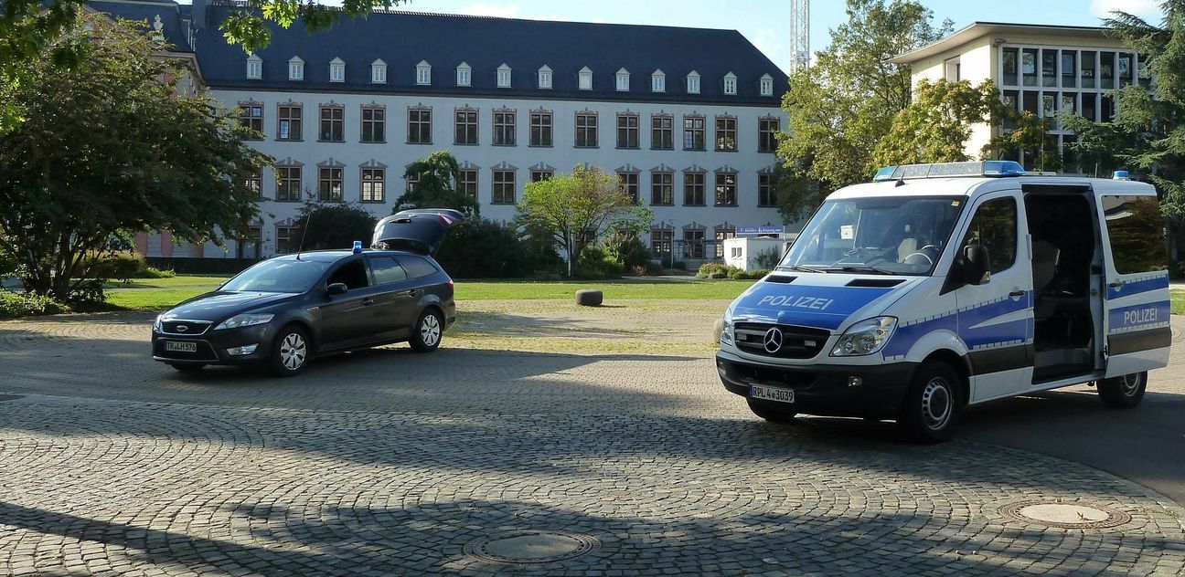 Einsatzkräfte der Polizei kontrollierten erneut im Palastgarten in Trier