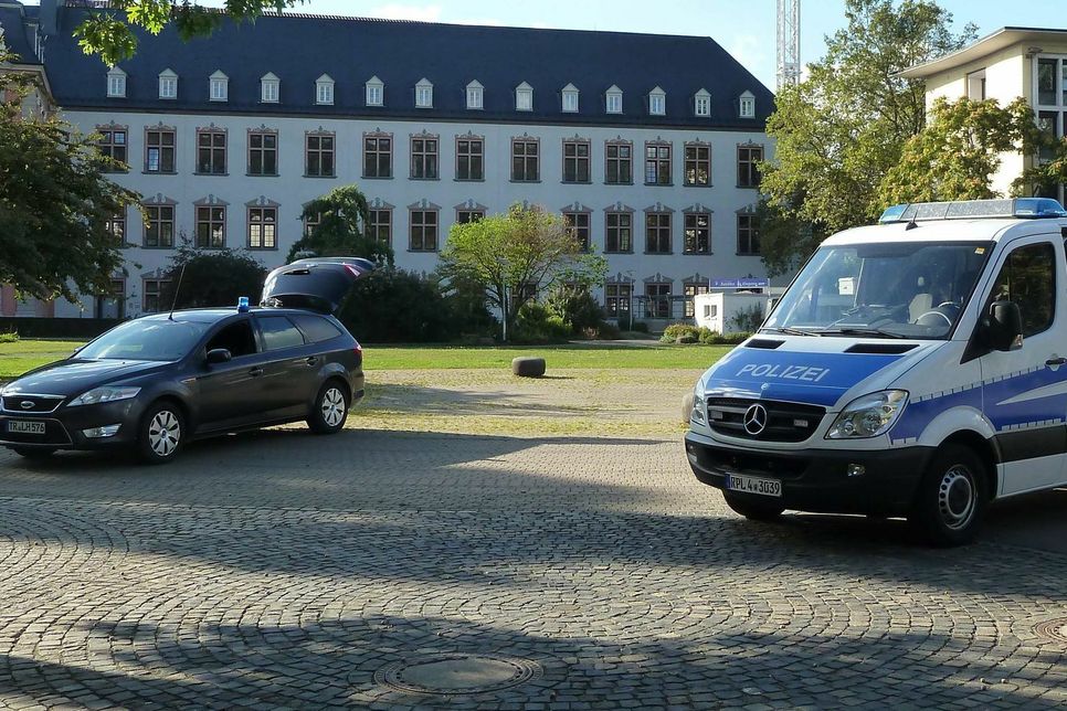 Einsatzkräfte der Polizei kontrollierten erneut im Palastgarten in Trier
