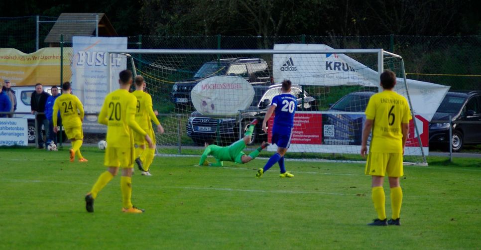 Enrico Köppen (20) hätte kurz vor Schluss fast noch das 3:0 für Karbacher erzielt, sein Schuss ging aber knapp am Pfosten vorbei. (Foto: Arno Boes)