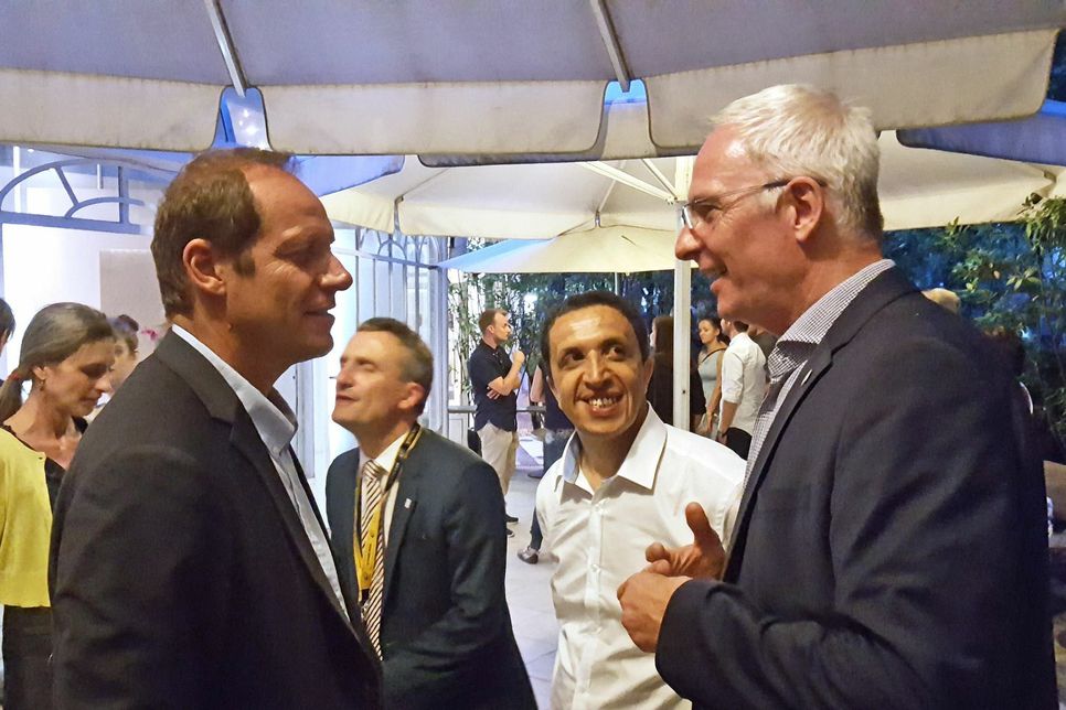Wolfram Leibe im Gespräch mit Tour-Chef Christian Prudhomme (links) und dem Metzer Sportbürgermeister Belkhir Belhaddad. Foto: Presseamt