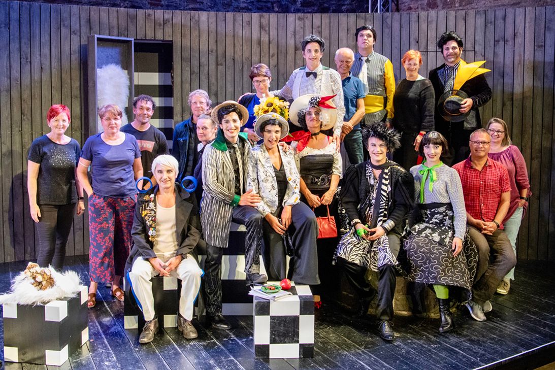 Das Ensemble von "Pension Schöller" freut sich auf die Premiere. Foto: Peter Seydel