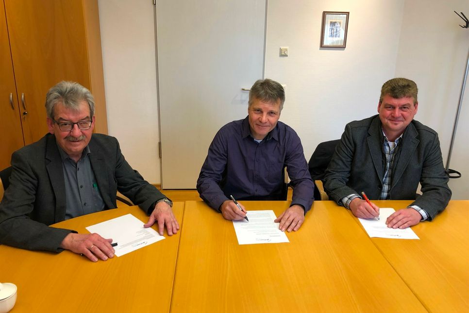 Die Verträge zum Glasfaserausbau in Ulmen sind gemacht (von links): VG-Bürgermeister Alfred Steimers, Thomas Jüngling, Deutsche Telekom, und Thomas Kerpen, Stadtbürgermeister Ulmen.