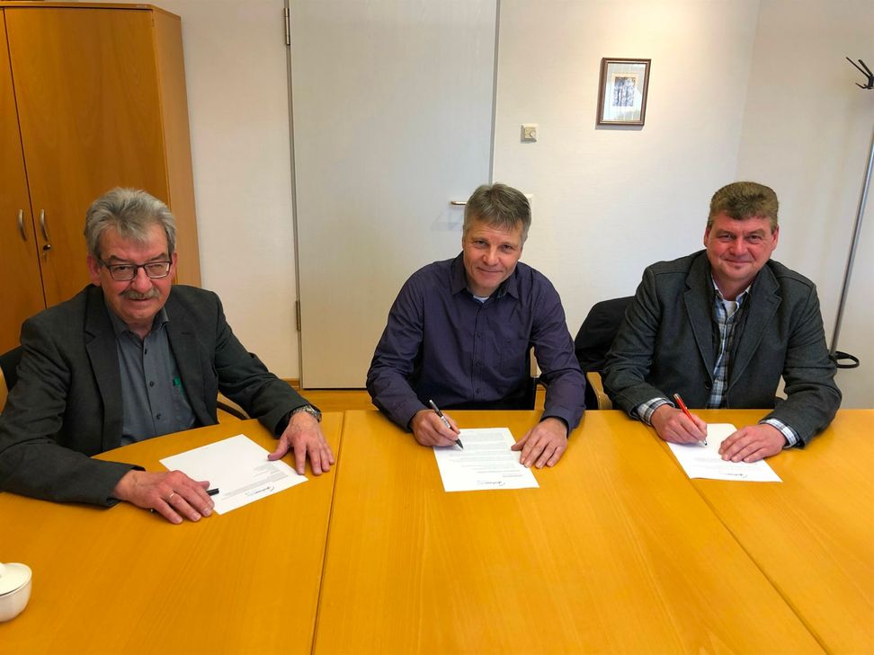 Die Verträge zum Glasfaserausbau in Ulmen sind gemacht (von links): VG-Bürgermeister Alfred Steimers, Thomas Jüngling, Deutsche Telekom, und Thomas Kerpen, Stadtbürgermeister Ulmen.