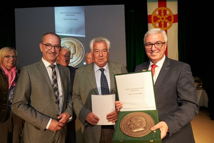 V.l.n.r.: Bürgermeister Weber, Josef Reinert und Innenminister Lewentz bei der Übergabe der Freiherr-vom-Stein-Plakette in Lahnstein. Foto: Thomas Frey