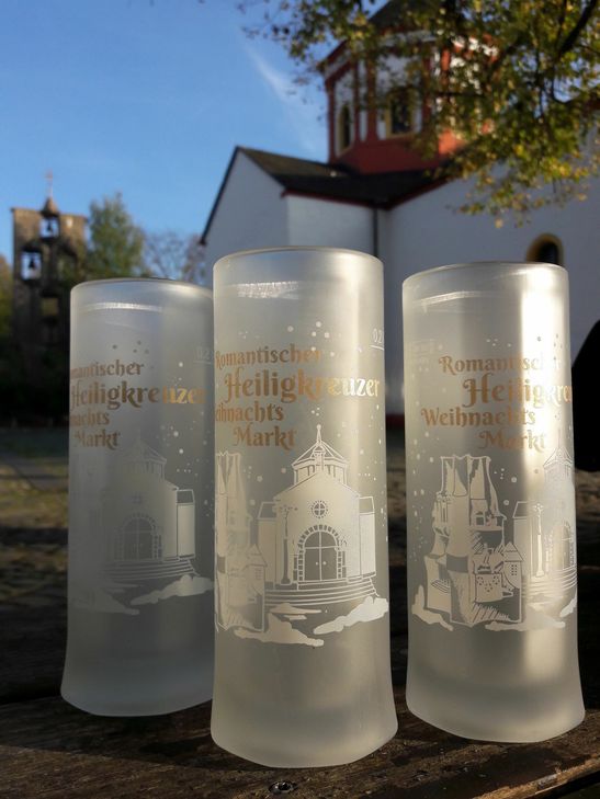 Kapelle und Brunnen auf, Glühwein im Glas – die wiederverwertbaren Becher sind eine Neuheit auf dem Weihnachtsmarkt 2019.