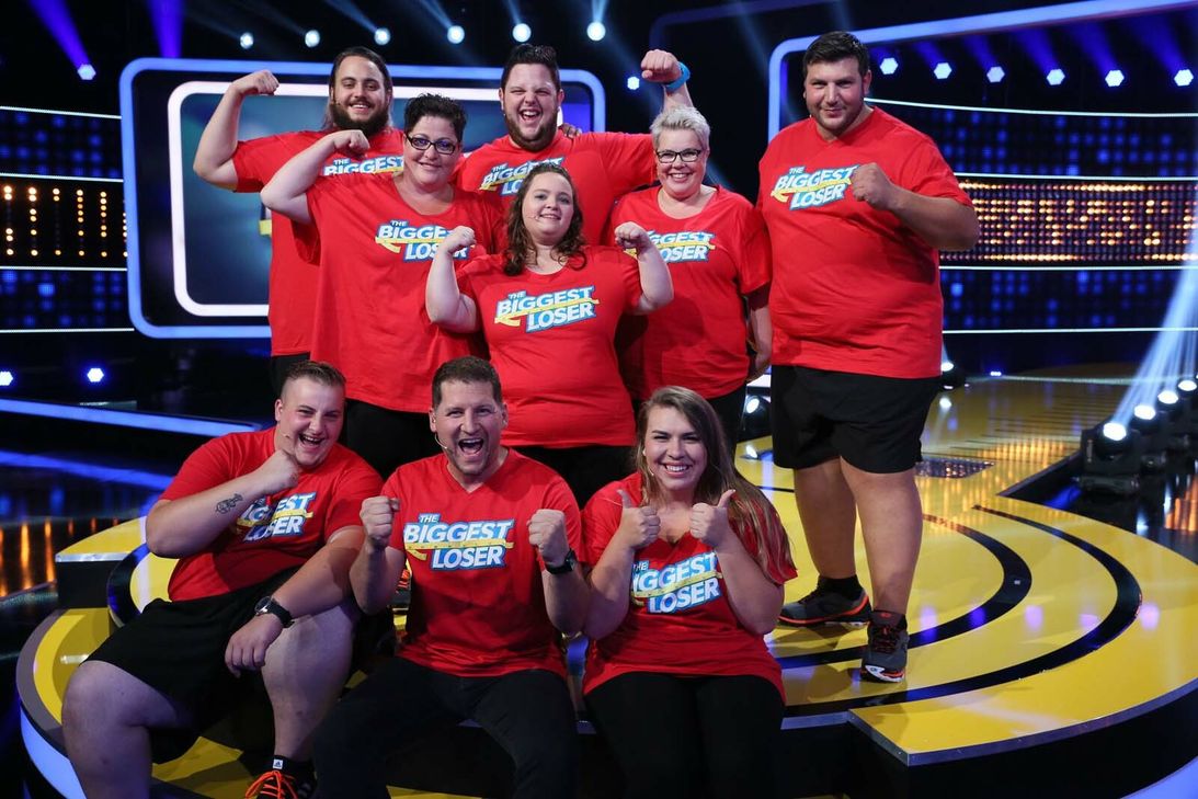 Lisa (vorne, r.) hat es geschafft: Die 22-Jährige aus Roetgen ist beim »Biggest Loser«-Camp dabei und am Sonntag ab 20.15 Uhr auf Sat.1 zu sehen. Unterstützt wird sie nicht nur vom siebenköpfigen Team, sondern auch von Trainer Ramin Abtin (vorne, Mitte) Foto: SAT.1/Guido Engels