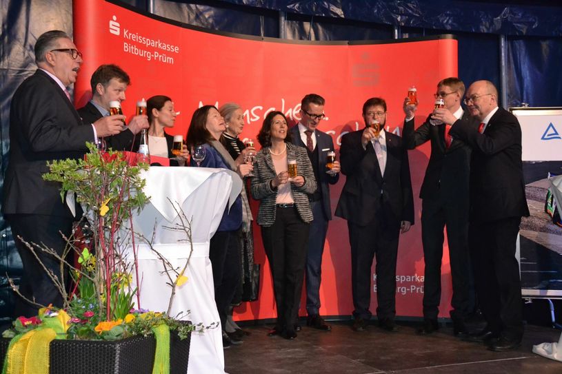 Die Eröffnung des 39. Beda-Marktes fand in diesem Jahr im Zirkuszelt auf dem Bedaplatz statt. Die Leistungsschau der Gewerbetreibenden aus Handel, Handwerk, Landwirtschaft, Automobil und Gesundheit informiert bis Sonntag. Fotos: S. Schönhofen/ Ch. Bachels