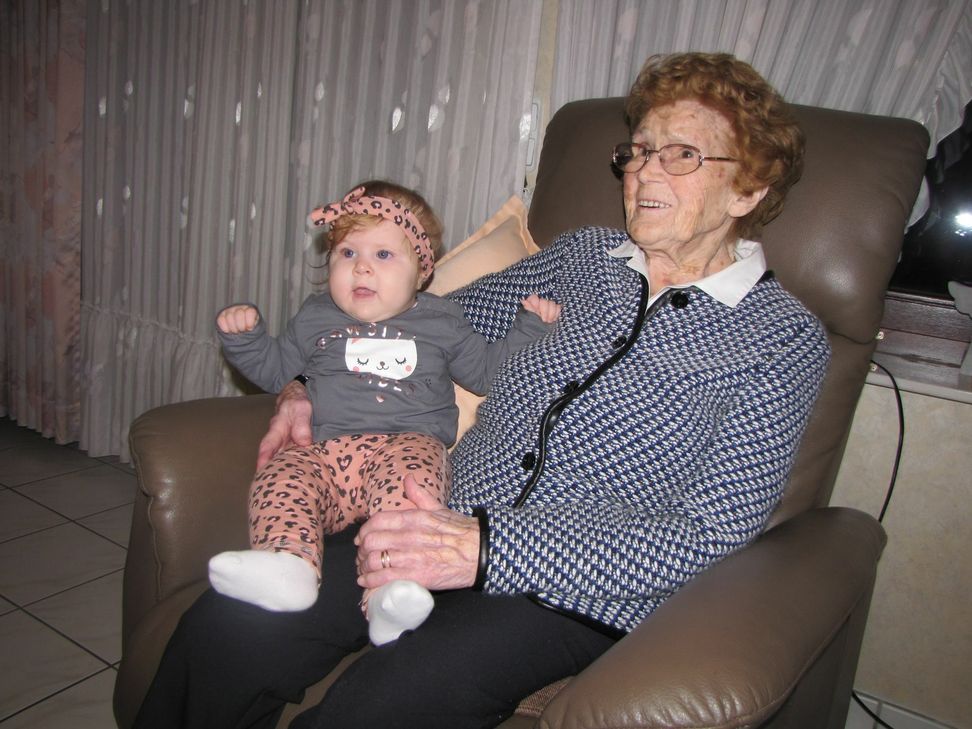 Elisabeth Roeb, die »Grande Dame« des Hotel Roeb in Schmidt, ist fast hundert Jahre älter als ihre Urenkelin Elli. Foto: A. Lauscher