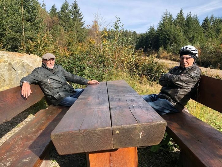 Franz Schroeder, Vorsitzender, und Rolf Wilden, Geschäftsführer, genießen den Rastplatz am Souvennweg, der den Startpunkt der »Ehrenallee« des Heimat-und Geschichtsvereins Roetgen darstellt. Am Sonntag wird der fünfte Ehrenbaum eingeweiht. Foto: T.Förster