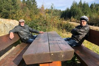 Franz Schroeder, Vorsitzender, und Rolf Wilden, Geschäftsführer, genießen den Rastplatz am Souvennweg, der den Startpunkt der »Ehrenallee« des Heimat-und Geschichtsvereins Roetgen darstellt. Am Sonntag wird der fünfte Ehrenbaum eingeweiht. Foto: T.Förster