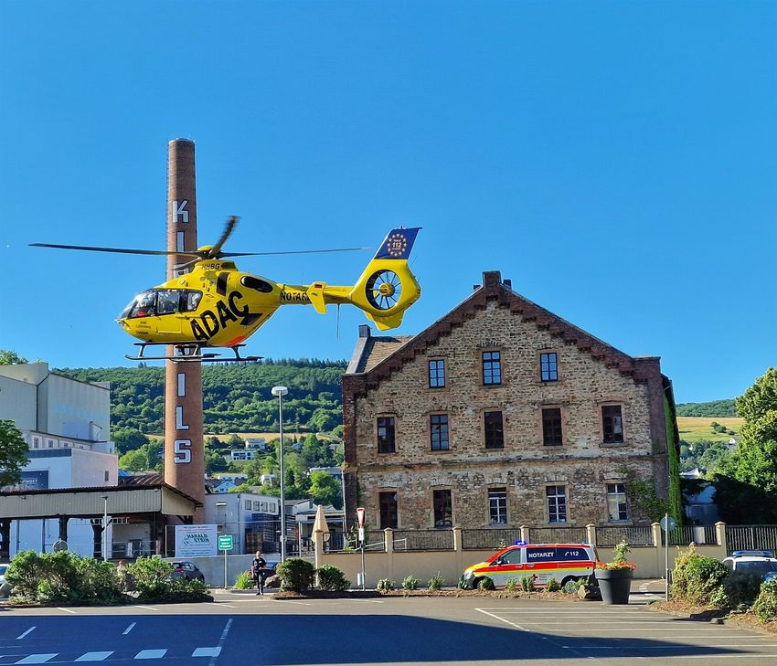 Die Verletzte wurde mit dem Rettungshubschrauber in ein nahegelegenes Krankenhaus gebracht.