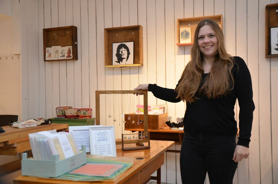 Mira Faßbender stellt Schmuck aus getrockneten Blüten her. Im »Mon Joie« bietet sie Dinge von 34 Kunsthandwerkern aus der Region an. Foto: T. Förster