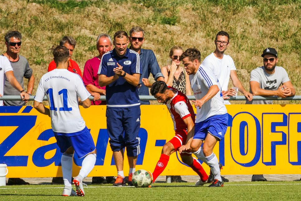 Trainer Julian Feit (Mitte) feuerte sein Team immer wieder von der Seite an, am Ende konnte er aber auch damit die deutliche Niederlage gegen Kaiserslautern nicht verhindern. (Foto: Arno Boes)