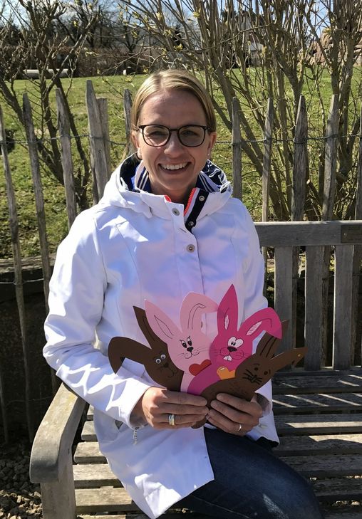 Tanja Feuser, Initiatorin der Aktion und stellvertretende Schulleiterin der KGS Kommern, mit dem ersten Schwung an Mutmachhasen, die Kinder für Alte und Kranke gebastelt haben. Foto: Privat/KGS Kommern/pp/Agentur ProfiPress