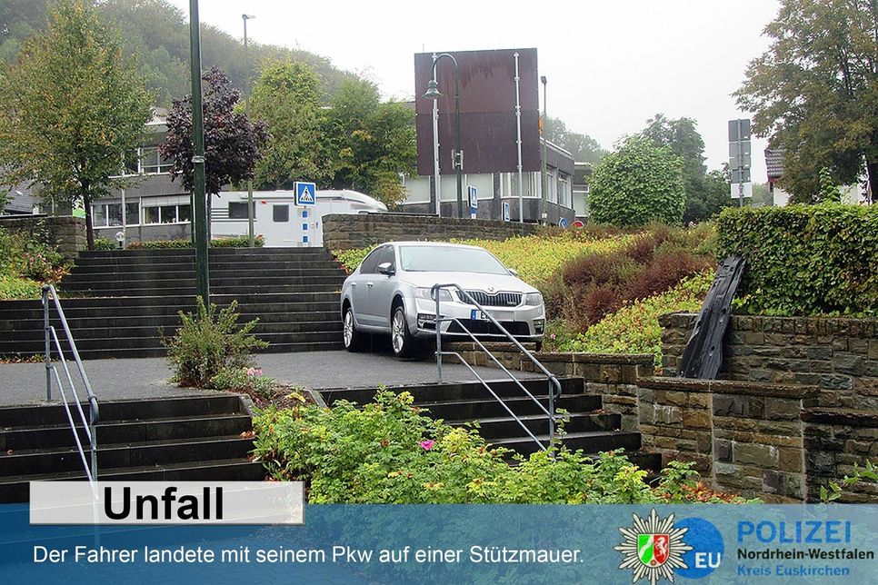 Einen ungewöhnlichen Stellplatz für sein Auto wählte ungewollt ein 24-Jähriger in Blankenheim. Polizei-Foto