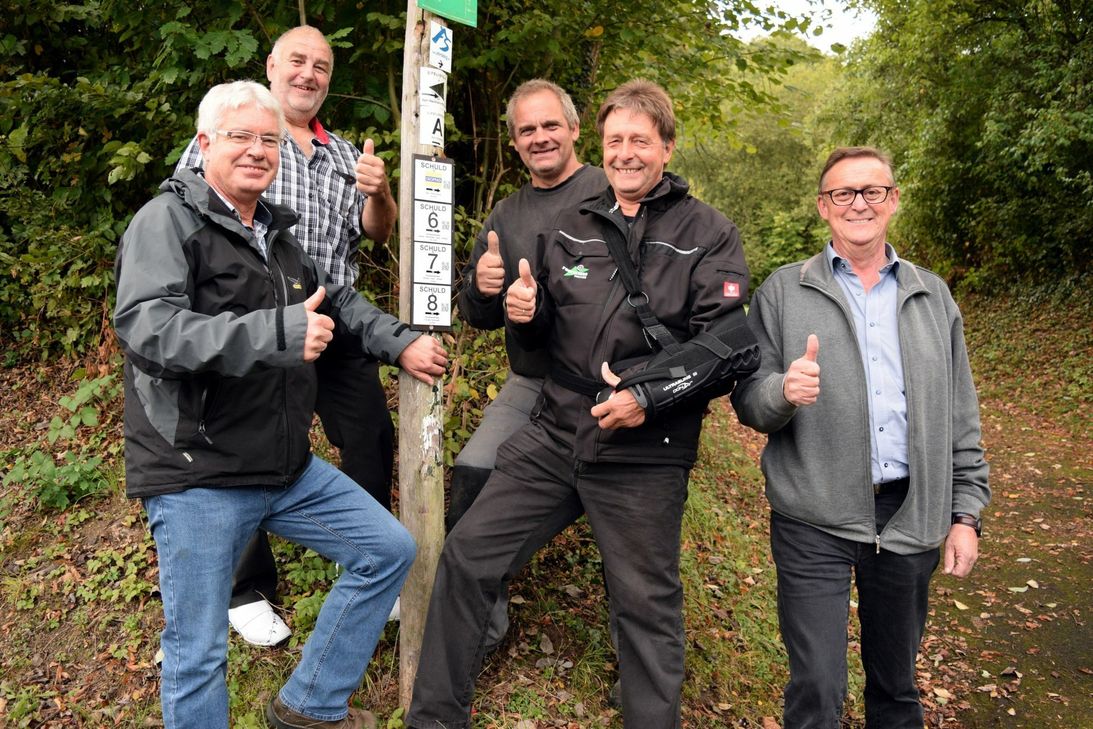 Die Arbeitskreis-Mitglieder (v.l.n.r.) Gerd Spitzlay, Rüdiger Larscheid, Frank Hoffmann, Jürgen Hecken und Ortsbürgermeister Helmut Lussi haben viel Arbeit in das neue Wanderwegenetz der Gemeinde gesteckt. Unterstützt wurden sie dabei auch von Hans-Peter Diel, Josef Weber, Juppi Hoffmann und dem Flüchtling Wais Mukhlis. Foto: Th. Wirtz