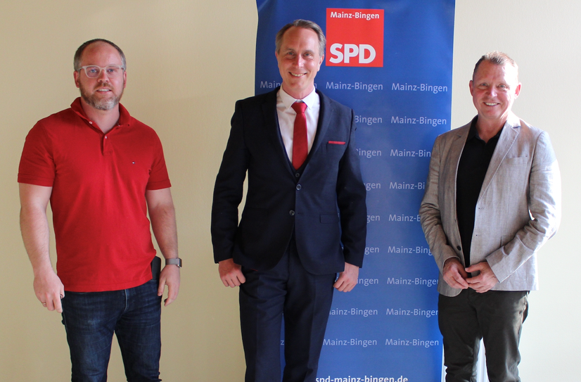 V.l.: Steffen Wolf (SPD-Kreisvorsitzender Mainz-Bingen), Falko Hönisch und MdL Michael Hüttner.