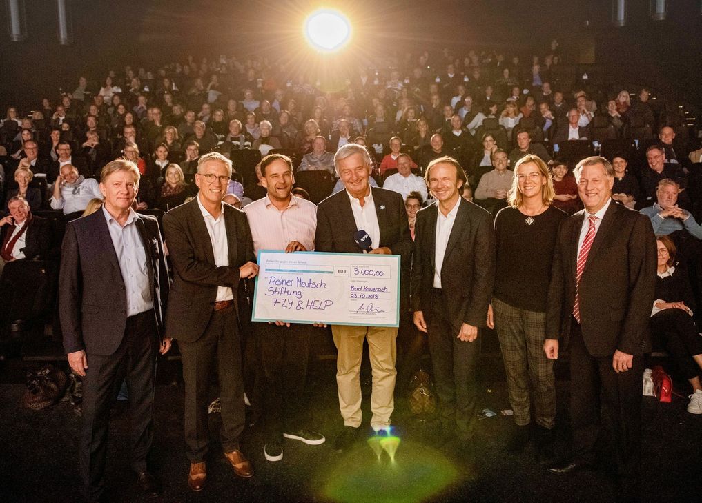 Die Sponsoren überreichten Stiftungsgründer Meutsch einen Scheck über 3000 Euro für die Bildungs- und Schulprojekte seiner Stiftung „Fly & Help“: (von links) Stefan Pallesch, Uwe Braun, Sascha Schmidt, Reiner Meutsch, Uwe Birk, Vera Schneider und Dr. Rüdiger Mittendorff. Foto: Gerhard Kind