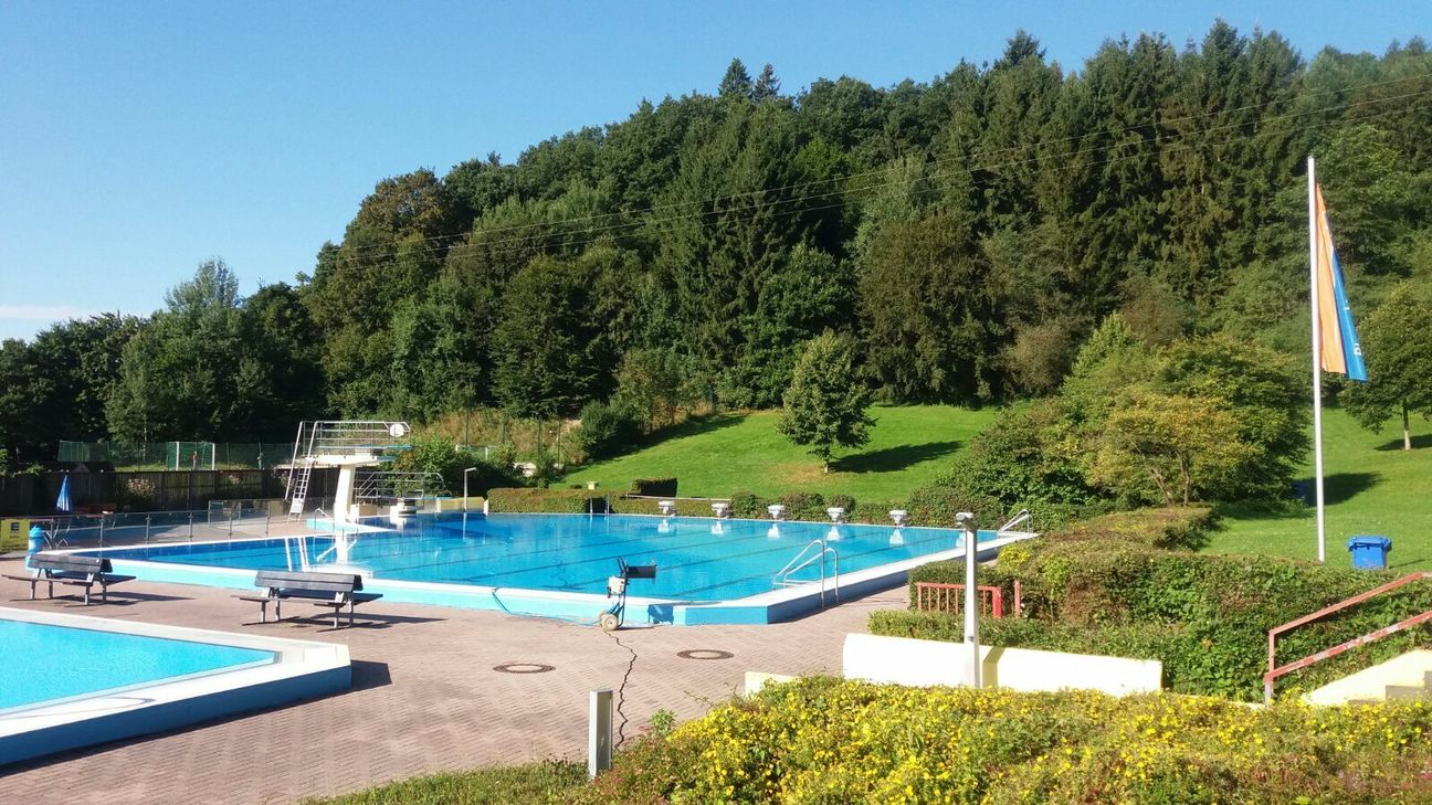 Keine Besucher – leere Becken. Ob das Freizeitbad Brohltal in Kürze wieder öffnen wird, soll Anfang der kommenden Woche entschieden werden. Foto: Freizeitbad Brohltal