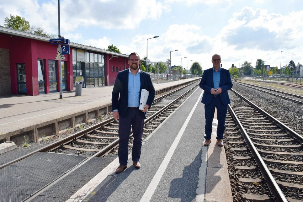 Bürgermeister Dr. Hans-Peter Schick (r.) und Thomas Hambach, Erster Beigeordneter, freuen sich, dass es endlich losgeht mit dem barrierefreien Umbau des Bahnhofs in Mechernich. Foto: Kirsten Röder/pp/Agentur ProfiPress