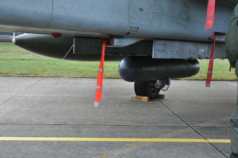 Das Aufklärungssystem "RecceLite" ist am Boden des Tornados befestigt.