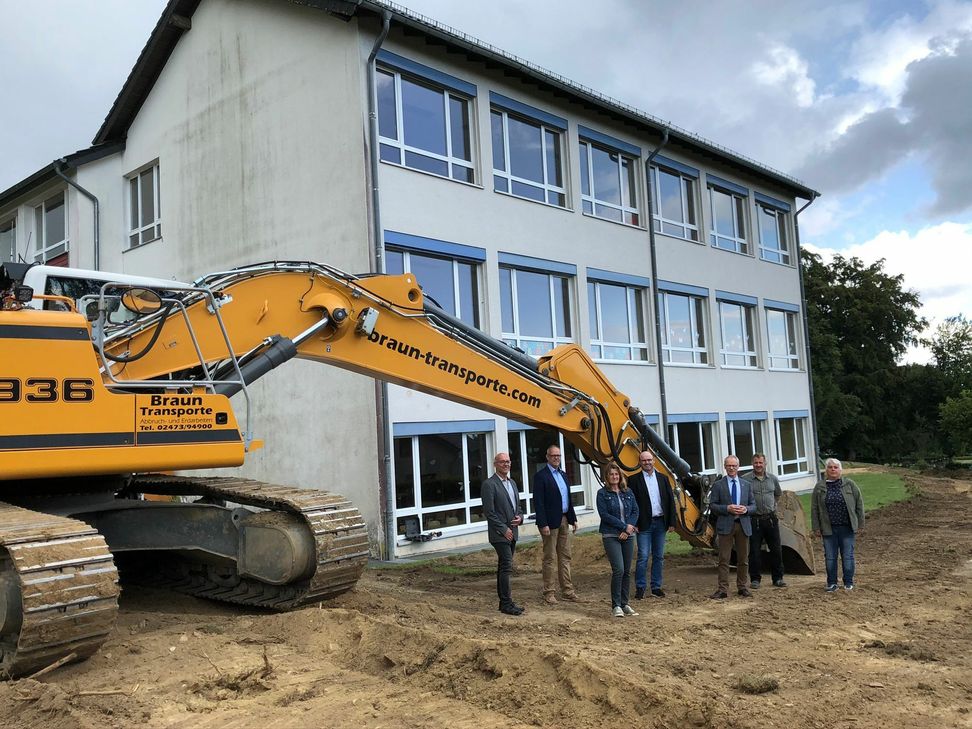 Die am Bau Beteiligten gaben jetzt den Startschuss für die Maßnahme. Foto: T. Förster